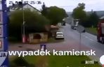 Pas od tira uderzył kobietę prosto w głowę. Wszystko widać na nagraniu