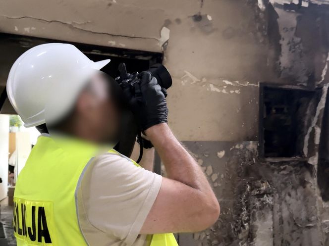 Policjanci pokazali jak wygląda wnętrze spalonego budynku w Ząbkach. Wstrząsające obrazki