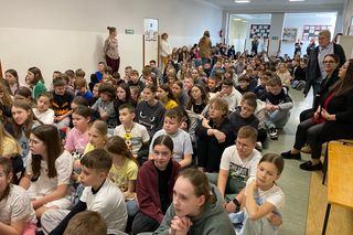 Uczniowie szkoły podstawowej ze Zbuczyna uczcili 100 dni do zakończenia roku szkolnego