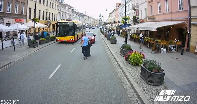 Zatrzymał autobus, by pomóc starszemu mężczyźnie! Zobacz wzruszające wideo
