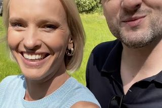 M jak miłość. Dorota (Iwona Rejzner), Bartek (Arkadiusz Smoleński) na planie