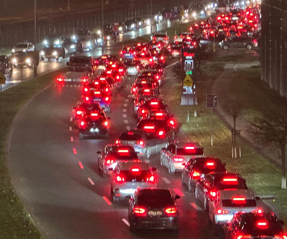 Totalny paraliż przy Arkadii w Warszawie. Znamy przyczyny chaosu drogowego