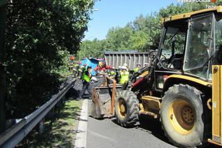 Tragiczny wypadek w Tychach. Ciężarówka z węglem przewróciła się na samochód osobowy. Jedna osoba nie żyje [ZDJĘCIA]