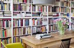 Biblioteka w aranżacji wnętrza salonu z jadalnią