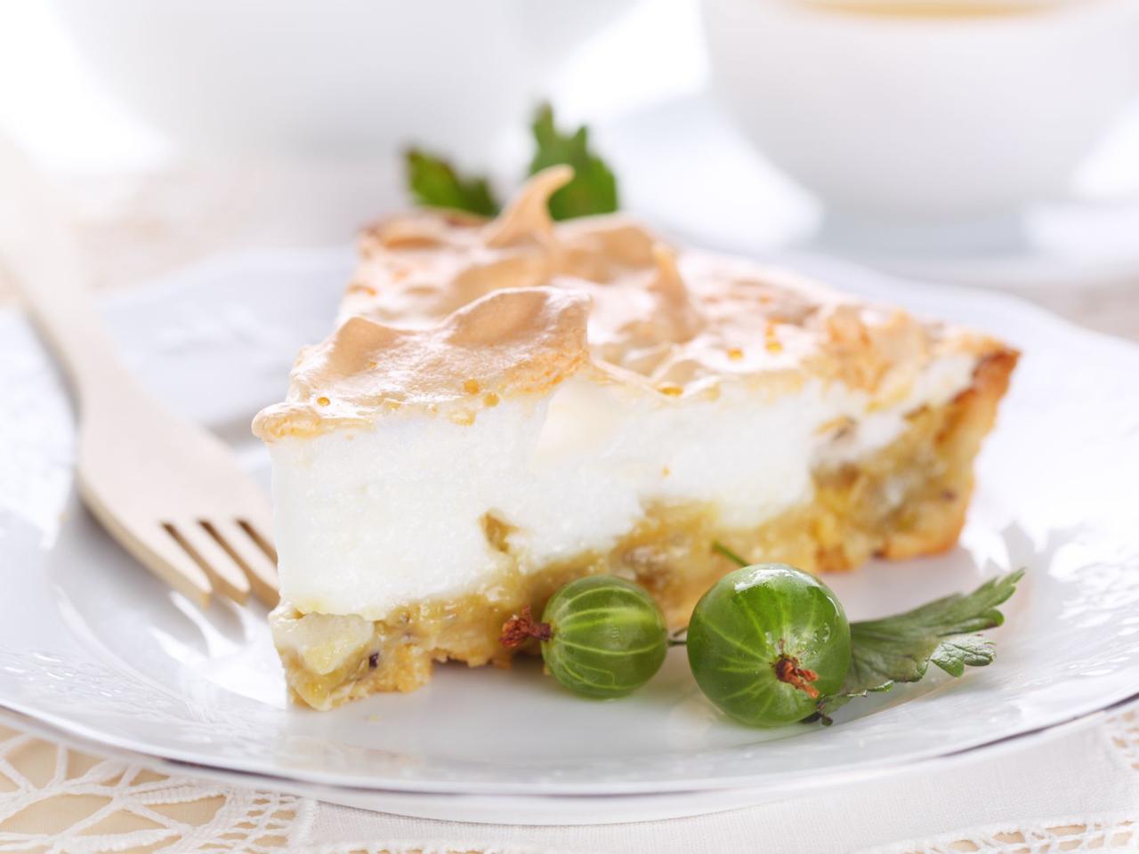 Kruchutki placek z agrestem, migdałami i bezową pianką