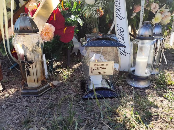 Pogrzeb Justyny i Zbigniewa. Ich groby utonęły w białych kwiatach