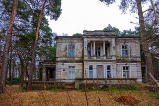 Opuszczone domy bogaczy w Konstancinie w ruinie. Zabytkowe wille, które proszą się o remont
