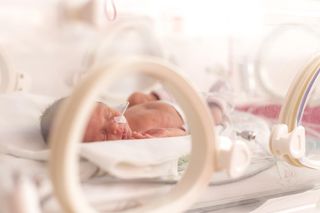 „Chcieliśmy jeszcze jedno dziecko, a los spłatał nam psikusa”. W Zielonej Górze urodziły się trojaczki