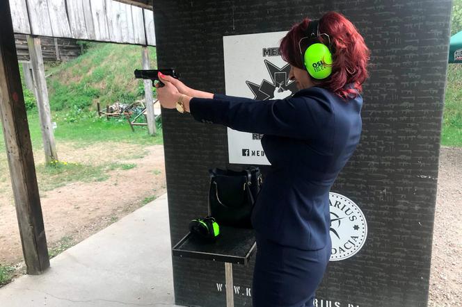Posłanka PiS strzela z broni