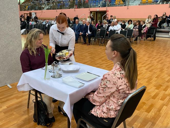 Znamy wyniki Mistrzostw Młodych Kelnerów. Zwyciężyła uczennica siedleckiej „Samochodówki”