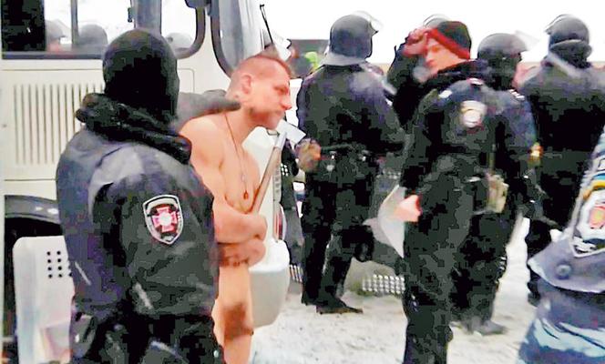 Rosyjscy najemnicy strzelają do Ukraińców