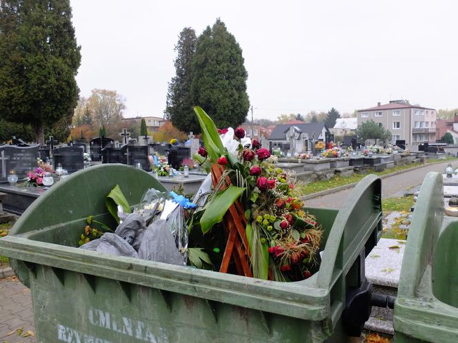 Cmentarz na Unickiej w Lublinie. Pani Dorota ma sposób na złodziei wieńców. "Tak robiła nasza mama"