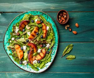 Idealnie orzeźwiająca sałatka na lato. Borówki, brzoskwinie i feta to perfekcyjne połączenie