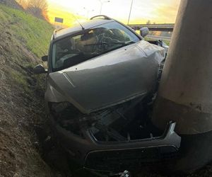 Zakończył jazdę uderzając w betonowy słup. Na liczniku 3,5 promila alkoholu