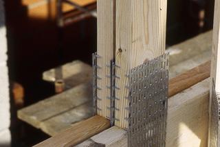 Płytki gwoździowane nabite z obu stron drewnianych elementów