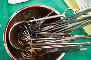 Lekarze zaszyli łyżkę chirurgiczną w ciele kobiety! 33-latka nie żyje