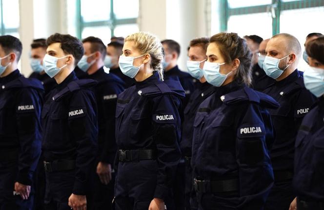 Ponad 50 nowych policjantów na Warmii i Mazurach. Złożyli uroczyste ślubowanie w Olsztynie [ZDJĘCIA]
