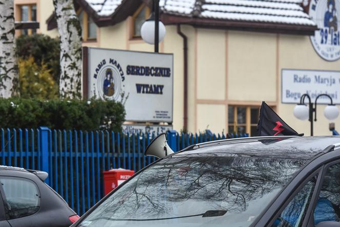 Międzymiastowy protest samochodowy pod Radiem Maryja. Strajkowali w Święto Trzech Króli