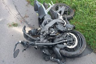 Wypadek pod Turwią. 18-latek motocyklem wjechał w Skodę