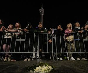 Tłumy w Watykanie. Wierni oddają hołd papieżowi Franciszkowi