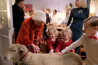 Święta w M jak miłość odcinek specjalny. Kisielowa (Małgorzata Rożniatowska), Misiek (Aleksander Bożyk),bliźniaczki (Julia,Marcelina Kempka)