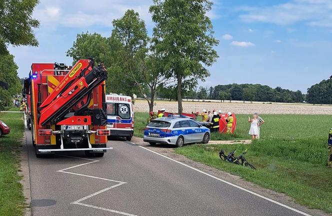 Auto 39-latki huknęło w drzewo i zmieniło się w kupę pogiętego złomu. Tragiczny wypadek w Zygmuntowie