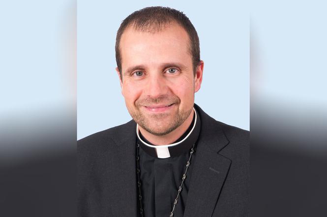  Biskup porzucił kapłaństwo i zadurzył się w autorce książek erotycznych