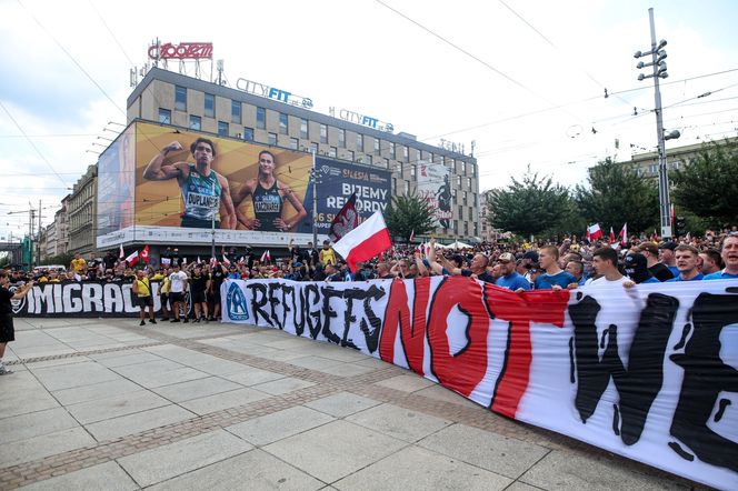 Protest przeciwko imigrantom.Tysiące kibiciów na ulicach Katowic