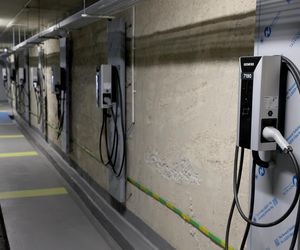 Byliśmy w podziemnym parkingu w Warszawie. Ładowarki dla elektryków, cztery poziomy i 7,5 zł za godzinę