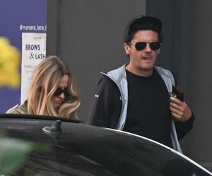 Kuba Wojewódzki z partnerką  na premierze Hamleta