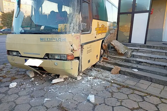 Autobus uderzył w budynek
