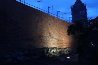 Podświetlone mury miejskie w Byczynie 