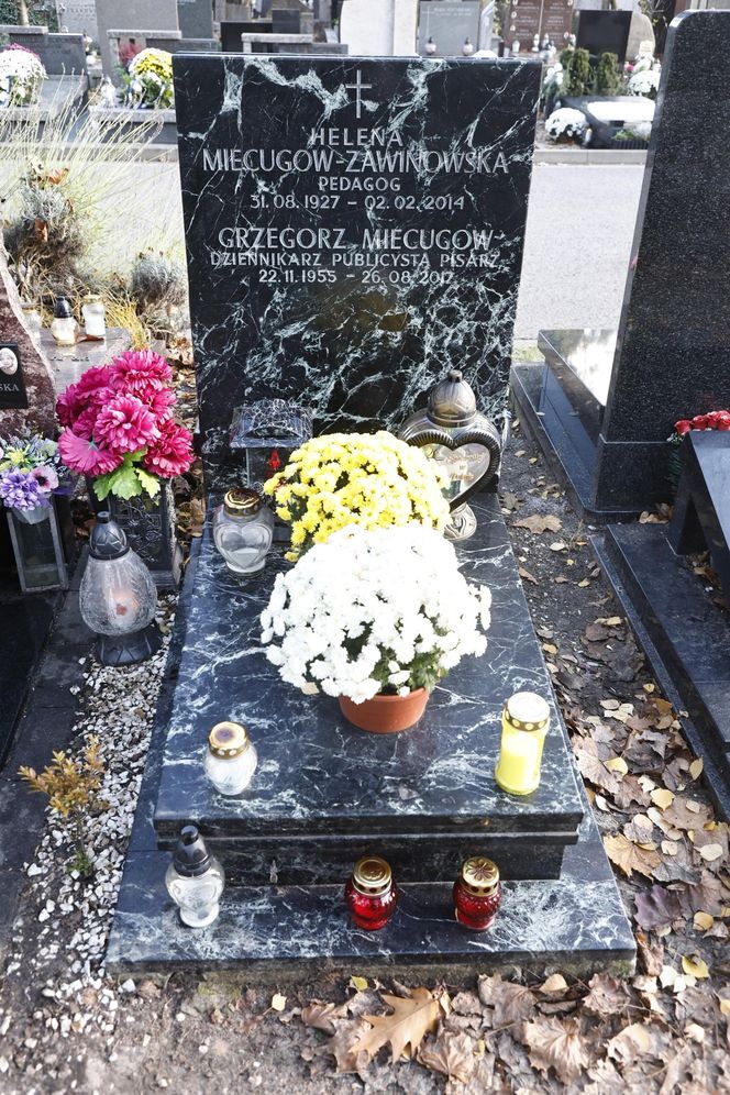 Tak wyglądają groby Zapasiewicza, Tyma, Kołaczkowskiej, Stoparczyk