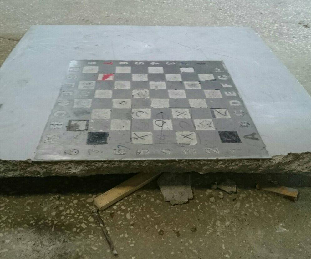 Zniszczony stolik szachowy