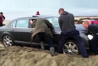 Bentley Flying Spur zakopany na plaży