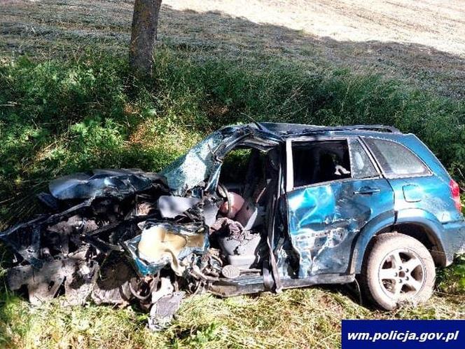 Śmiertelny wypadek na trasie Barciany - Stary Dwór Barciański. Auto uderzyło w dwa drzewa [ZDJĘCIA]