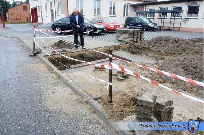 Łódzkie. Podczas budowy znaleziono pomnik Piłsudskiego! Pod ziemią przeleżał 80 lat! [FOTO]