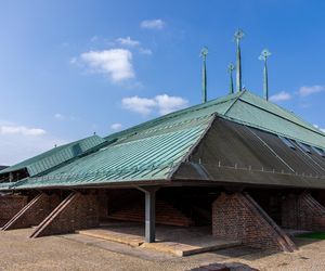 Ma kształt namiotu. To nawiązanie do czasów biblijnych i polskich kościółków drewnianych