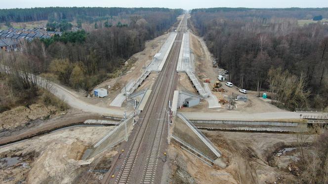 Modernizacja Rail Baltica: Klepacze - widok na most kolejowy i przystanek