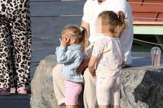 Maciej Pela z córeczkami nad Wisłą