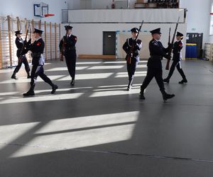 Radomscy uczniowie klas mundurowych najlepsi na przeglądzie musztry. Ćwiczą kilka razy w tygodniu