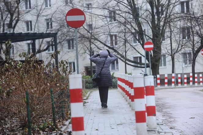 Słupki i znaki zakazu zalały osiedle. Drogowy absurd w Śródmieściu