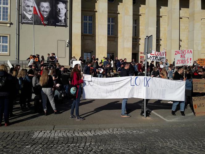 Uczniowie protestują przed kuratorium