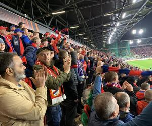 Mecz Raków Częstochowa - Sporting Lizbona. Stadion w Sosnowcu szczelnie wypełnił się kibicami 