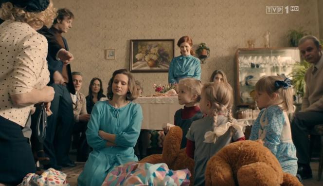 Stulecie Winnych 3 odc. 38. Basia (Kamila Bujalska), Tomek (Filip Gurłacz), bliźniaczki Ula (Helena Stupak), Julia (Nela Szumowska)