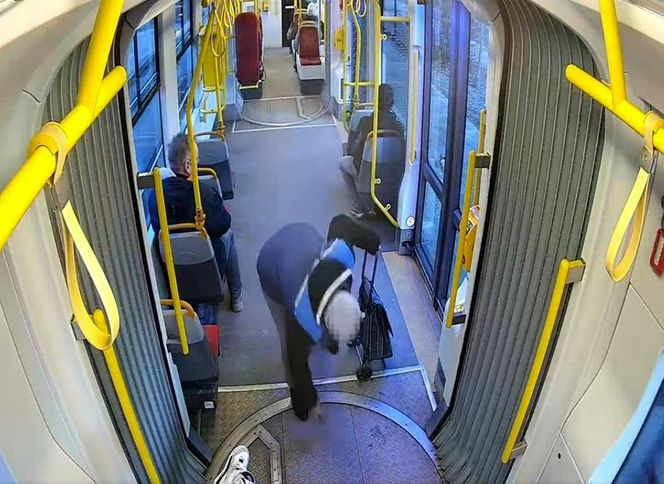 Szokujące sceny z tramwaju w Warszawie. Opublikowano właśnie nagranie. „Trzymaj się mocno”