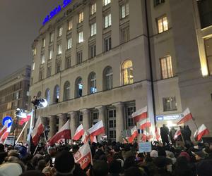 Przed siedzibą TVP odbył się protest. Uczestnicy skandowali Wolne media!