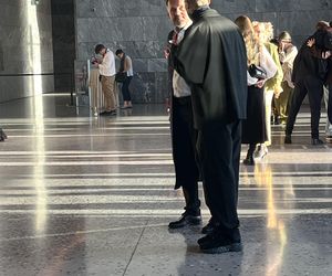 Tak wspiera ukochaną! Quebonafide na premierze. Nie chciał, żeby go zauważyli!