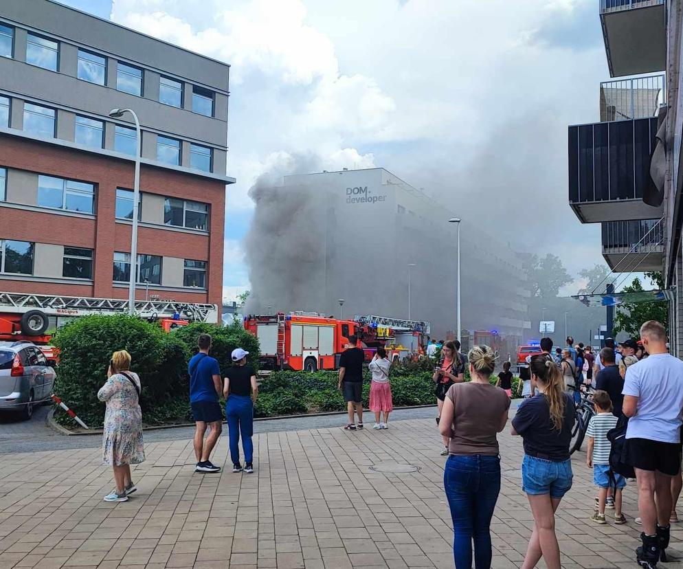 Pożar na Promenadach Wrocławskich! Trwa akcja strażaków [ZDJĘCIA]