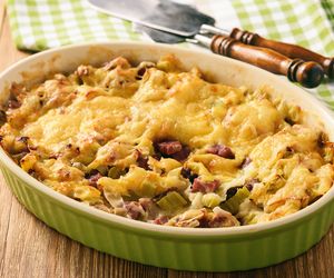 Zapiekanka z czerstwego chleba z boczkiem i mozzarellą